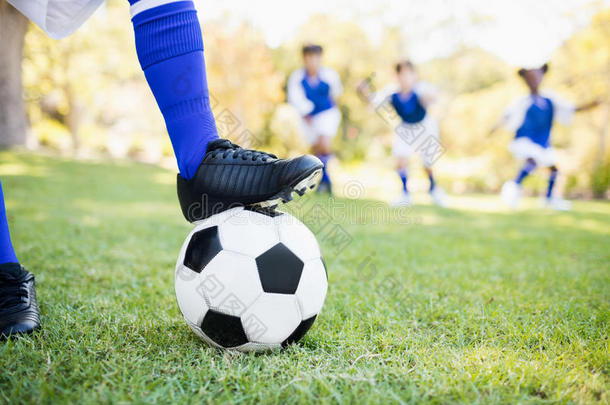 近距离观看足球靴下的气球，在孩子们玩耍的背景下