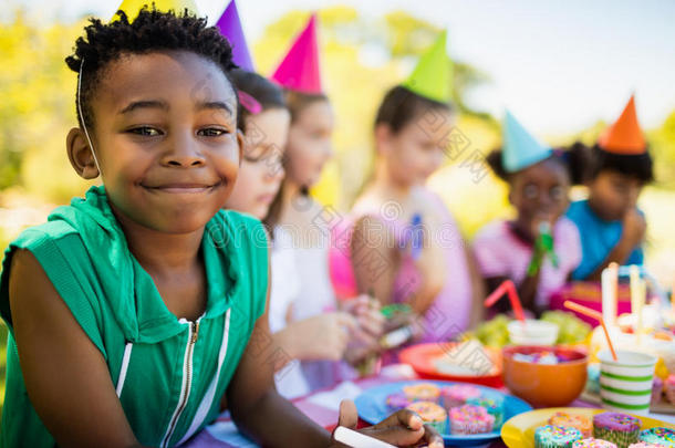 特写镜头可爱的男孩在其他孩子面前微笑在生日聚会上