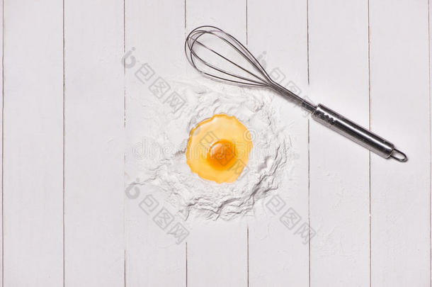 鸡蛋在面粉里。 制作面团背景。 用生鸡蛋、糖、面粉、<strong>牛奶烘焙</strong>
