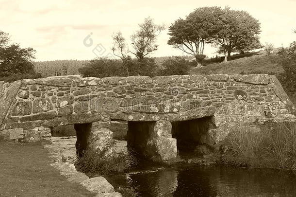 英格兰西南部达特穆尔的古老的克拉珀桥