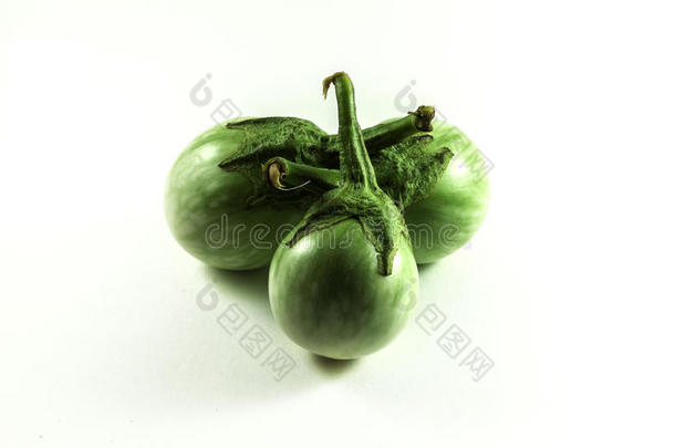 新鲜有机绿色茄子，白色背景上有水滴。