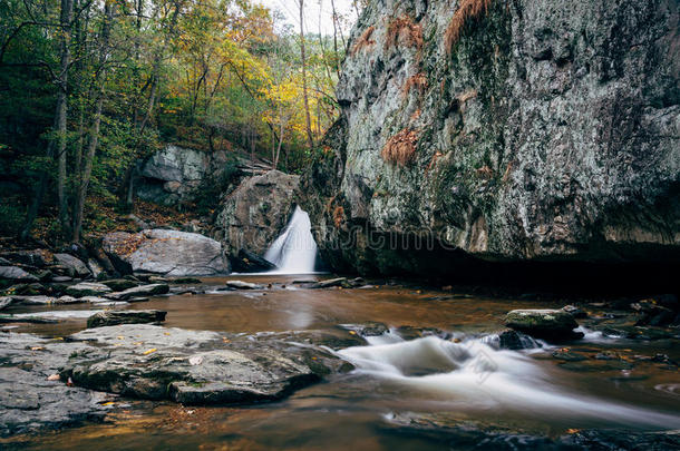 早秋的颜色和基尔戈瀑布，在岩石州立公园，马里兰州。