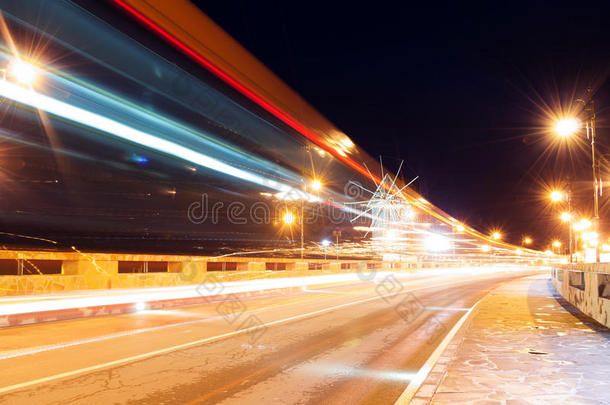 尼塞巴尔的古镇-保护。 道路，夜灯，风车。 汽车灯光小径。 长曝光照片