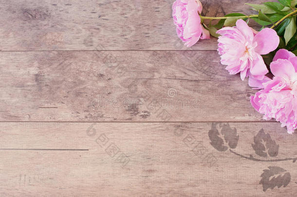 花架与粉红色牡丹在木制背景。 风格的营销摄影。 复制空间。 婚礼，礼品卡