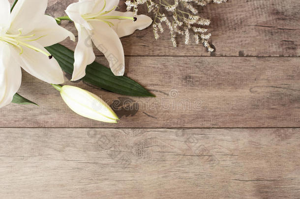 花架与白色卡拉，百合花在木制背景。 风格的营销摄影。 复制空间。 婚礼，礼品卡