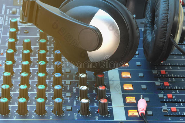 控制室的模拟音乐录制设备