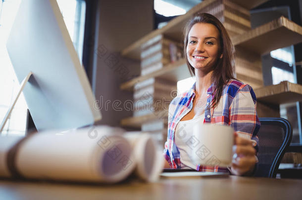 自信的女商人<strong>坐在电脑</strong>桌<strong>前</strong>