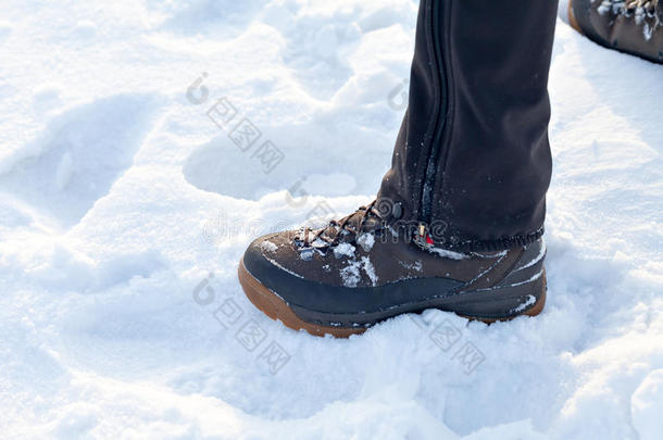 脚穿靴子在雪地上。