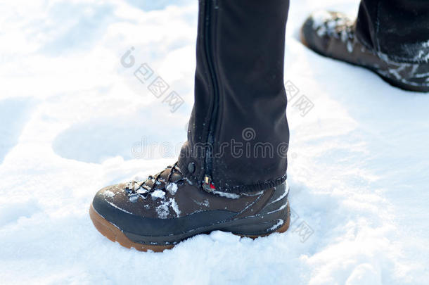 脚穿靴子在雪地上。