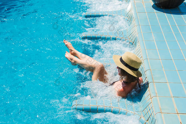 戴帽子的女孩在<strong>水</strong>疗游泳池按摩浴缸放松，享受假期。 奢华的生活方式，健康的脚，<strong>护肤</strong>的概念。