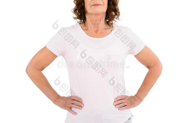 裁剪的图像，女人戴着白色丝带，手放在臀部