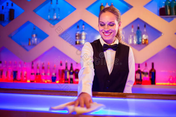 酒吧服务员微笑清洁酒吧柜台