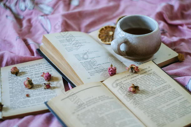 书，茶，玫瑰