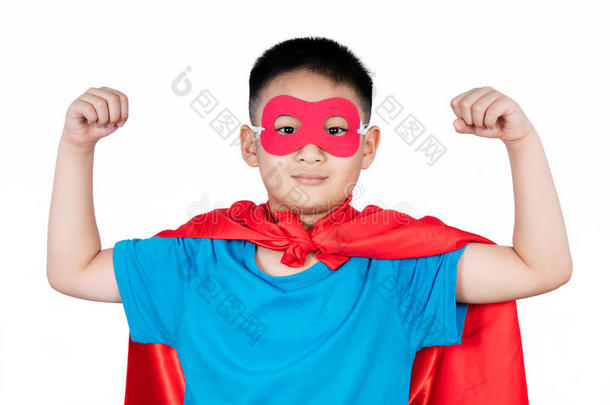 亚洲中国男孩穿着超级英雄<strong>服装展示</strong>肌肉