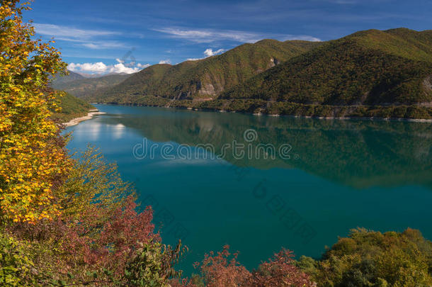 秋天的风景<strong>与</strong>绿色的湖泊