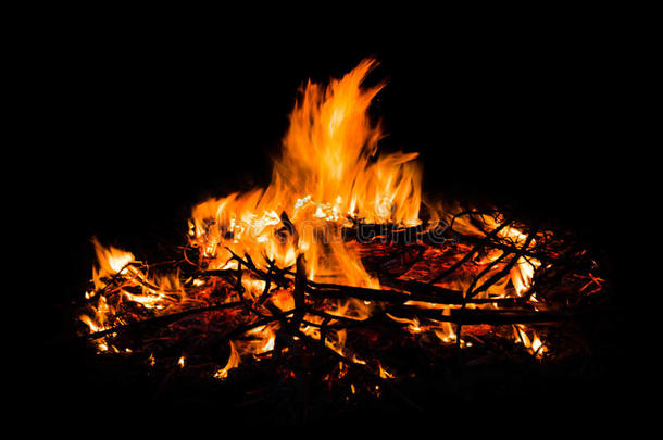 黑色背景上的篝火，野火，森林大火，火焰