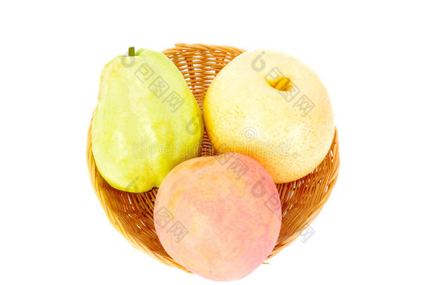 中国梨，桃子，番石榴水果在篮子里