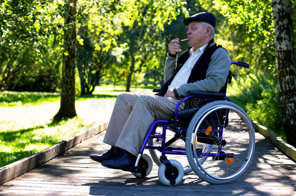 成人照顾残疾残疾人老年人