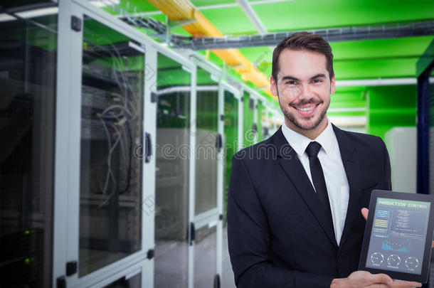微笑商人的复合图像显示他的平板电脑
