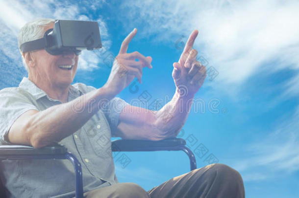 老年人手持虚拟眼镜坐在轮椅上的复合图像