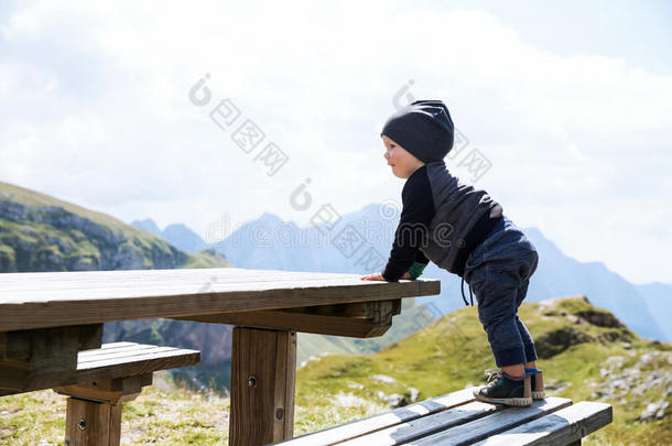 一家人在山里徒步旅行。 曼加特，朱利安阿尔卑斯山，国家公园，斯洛文尼亚，欧洲。