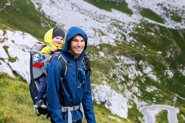 一家人在<strong>山里</strong>徒步旅行。 曼加特，朱利安阿尔卑斯山，国家公园，斯洛文尼亚，欧洲。