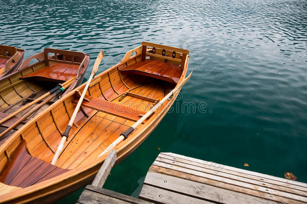 斯洛文尼亚布莱德湖上的传统木船。