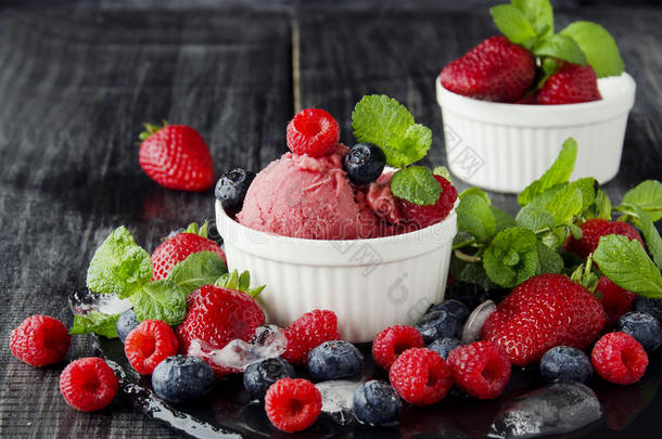 水果冰淇淋与新鲜草莓，蓝莓和覆盆子