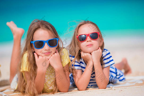 暑假期间可爱的小女孩。 孩子们在白色海滩上
