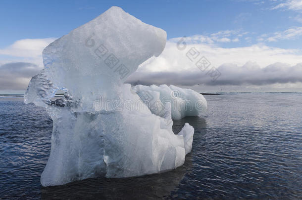 冰岛海滩上的大冰块