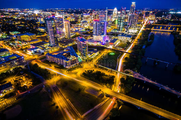 蓝色夜晚空中奥斯汀德克萨斯夜间城市景观在城镇湖桥城市首都城市彩色城市景观