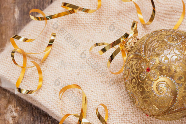 圣诞树装饰玻璃球上的轻针织围巾-圣诞节和新年的概念。