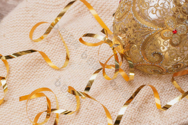 圣诞树装饰玻璃球上的轻针织围巾-圣诞节和新年的概念。