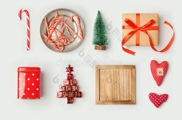 圣诞装饰品和<strong>实物</strong>模拟模板设计。 从上面看。 平躺
