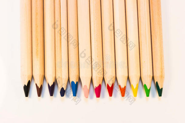 排列着不同颜色的蜡笔