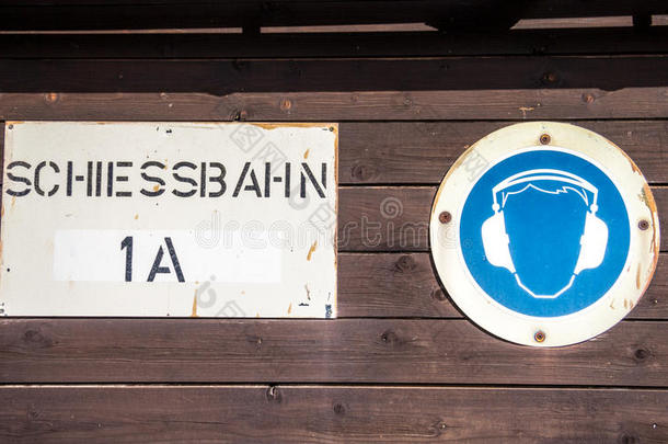 德国希斯巴恩；射击场；带有耳朵符号的标志