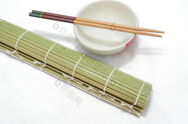 筷子和碗在<strong>竹席</strong>上，孤立的白色背景