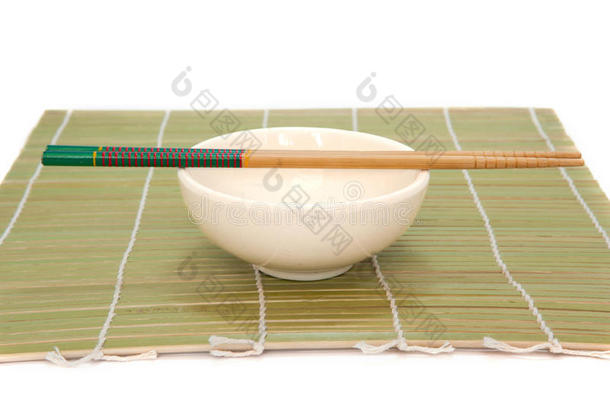 筷子和碗在<strong>竹席</strong>上，白色背景