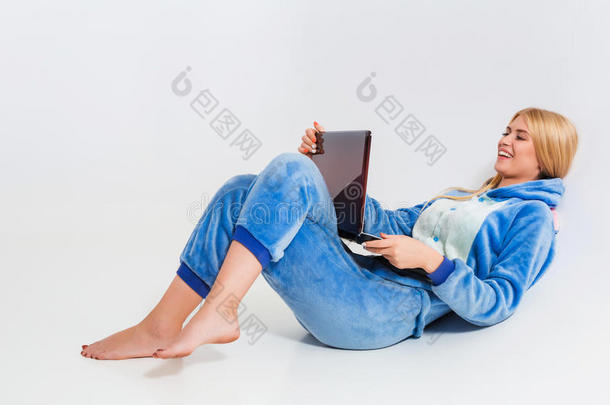 穿着睡衣的女孩，地上躺着一台笔记本电脑