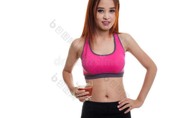 美丽健康的亚洲女孩<strong>西红</strong>柿汁。