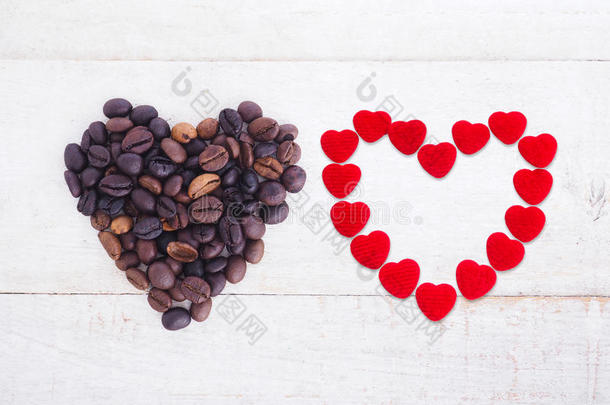 木制背景上心形的<strong>咖啡</strong>豆。