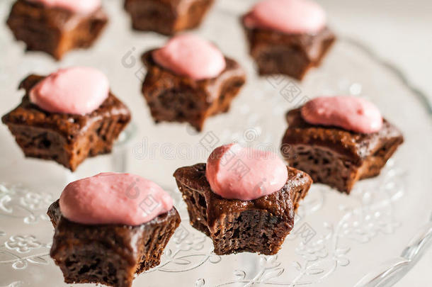 巧克力蛋糕与粉红色星星奶油庆祝玻璃架
