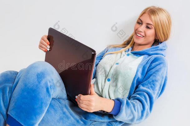 穿着睡衣的女孩，地上躺着一台笔记本电脑