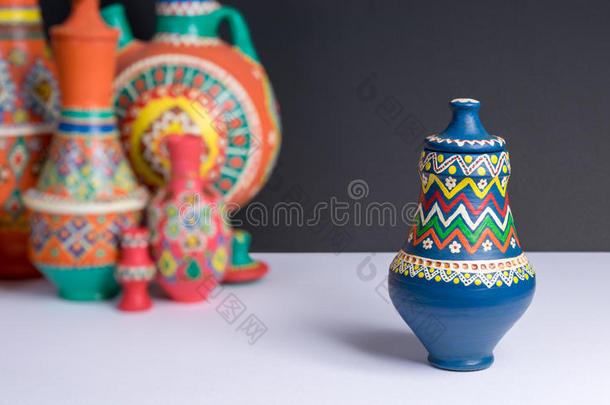装饰彩色陶器花瓶背景模糊的彩色花瓶