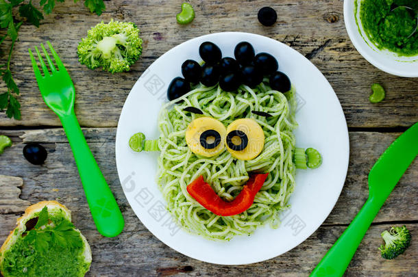婴儿晚餐或午餐的创意想法-绿色意大利面怪物