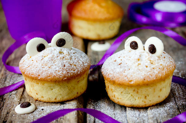 万圣节有趣的怪物松饼与巧克力眼睛对待孩子在假期