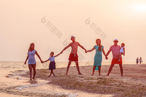 家人，朋友，海滩