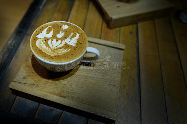 咖啡拿铁艺术在咖啡店复古的色彩色调
