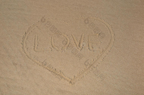美丽的心形画在沙子里