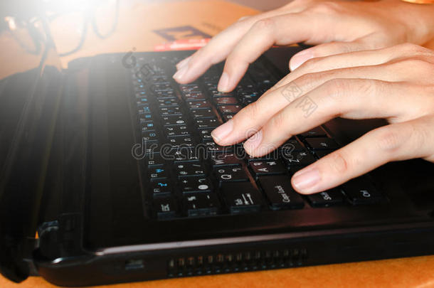 关闭妇女在家庭办公室<strong>工作</strong>，手指使用触摸短信在电脑笔记本电脑键盘